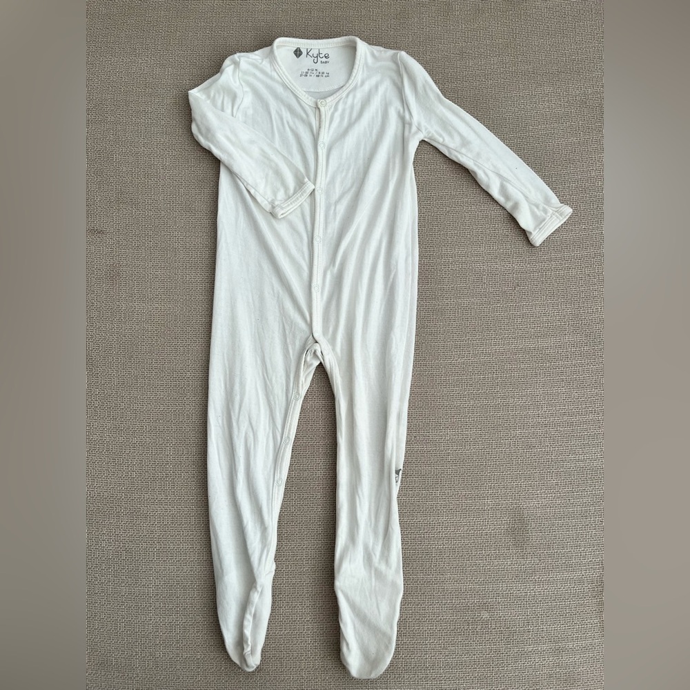 Kyte Baby White Snap Footies 6-12M
